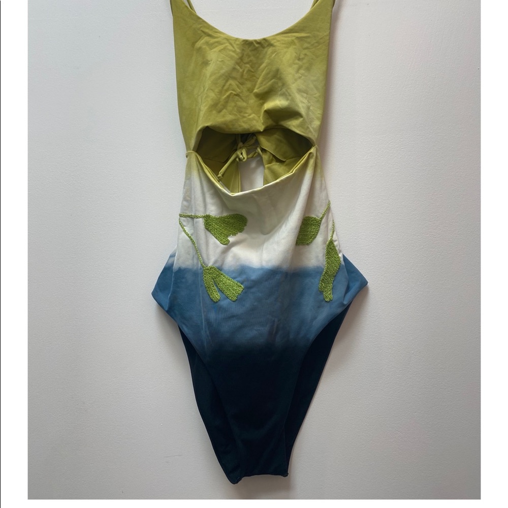 Entreaguas swimsuit with cut out
